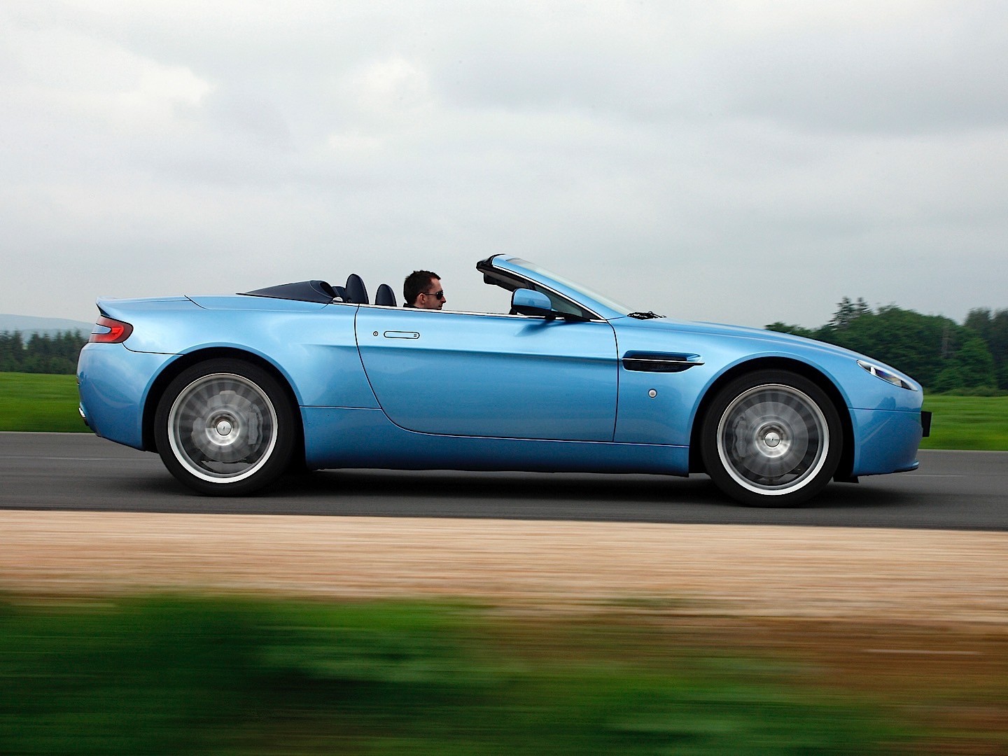 Aston Martin V8 Volante photo 24