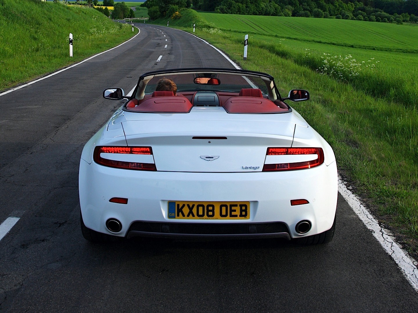 Aston Martin V8 Volante photo 25