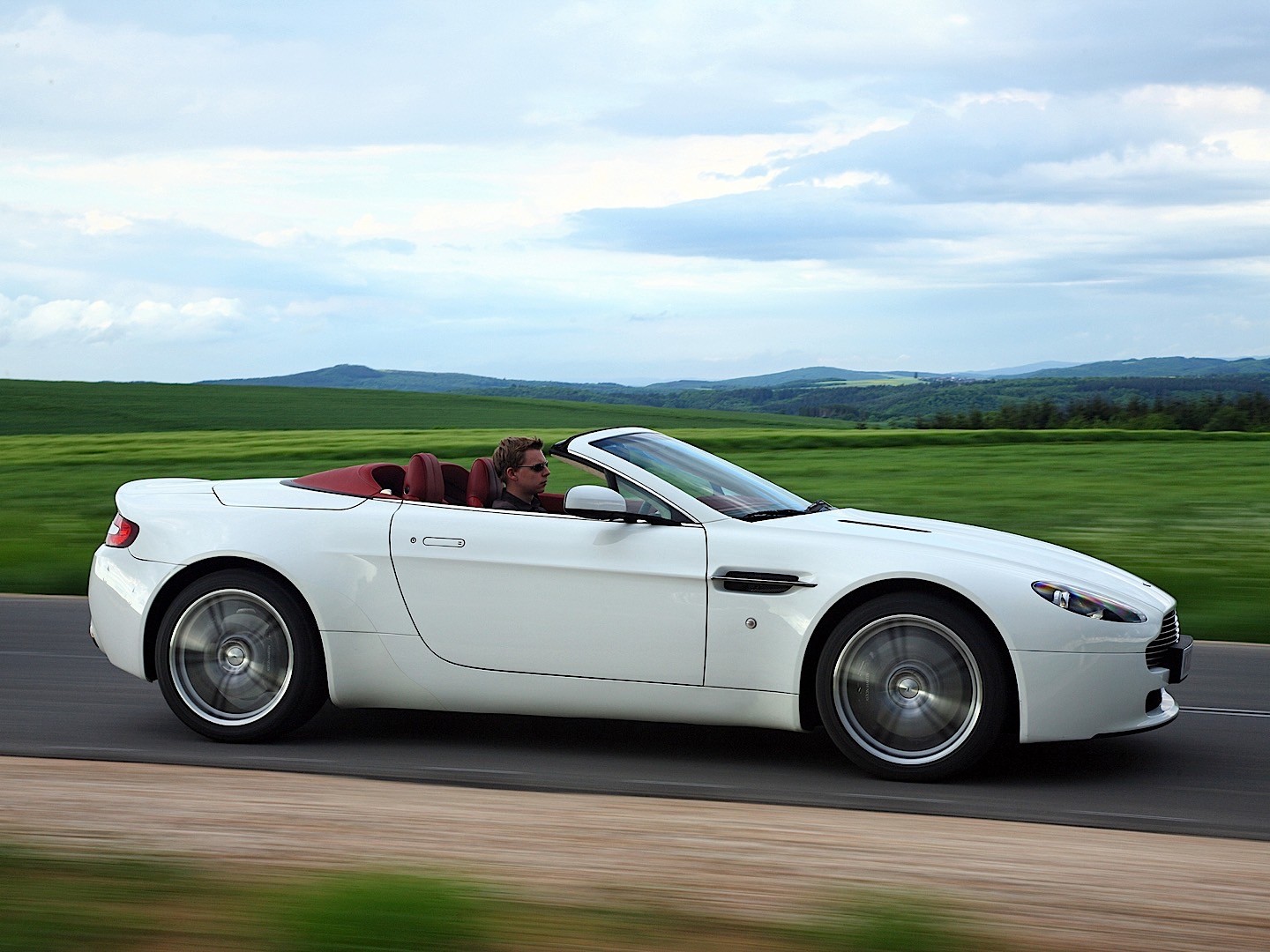 Aston Martin V8 Volante photo 26
