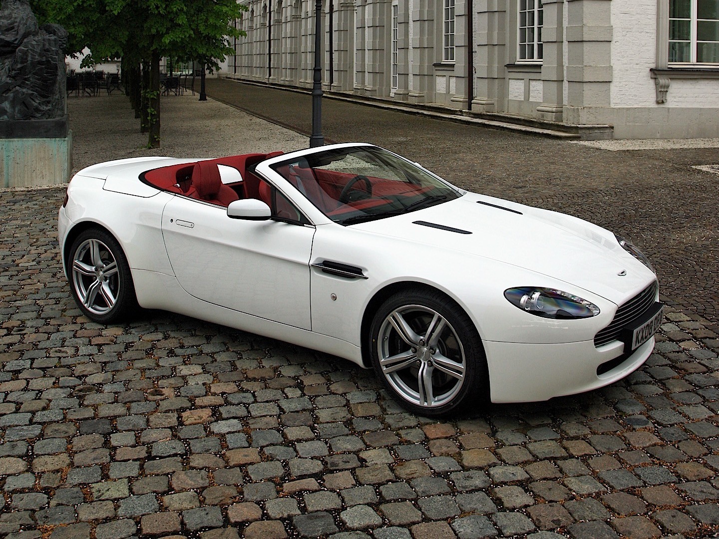 Aston Martin V8 Volante photo 27