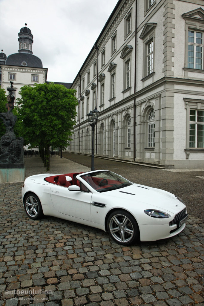 Aston Martin V8 Volante photo 12