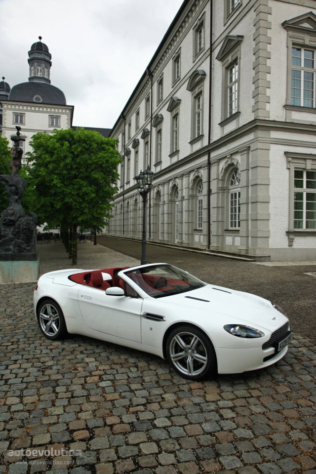 Aston Martin V8 Volante photo 12