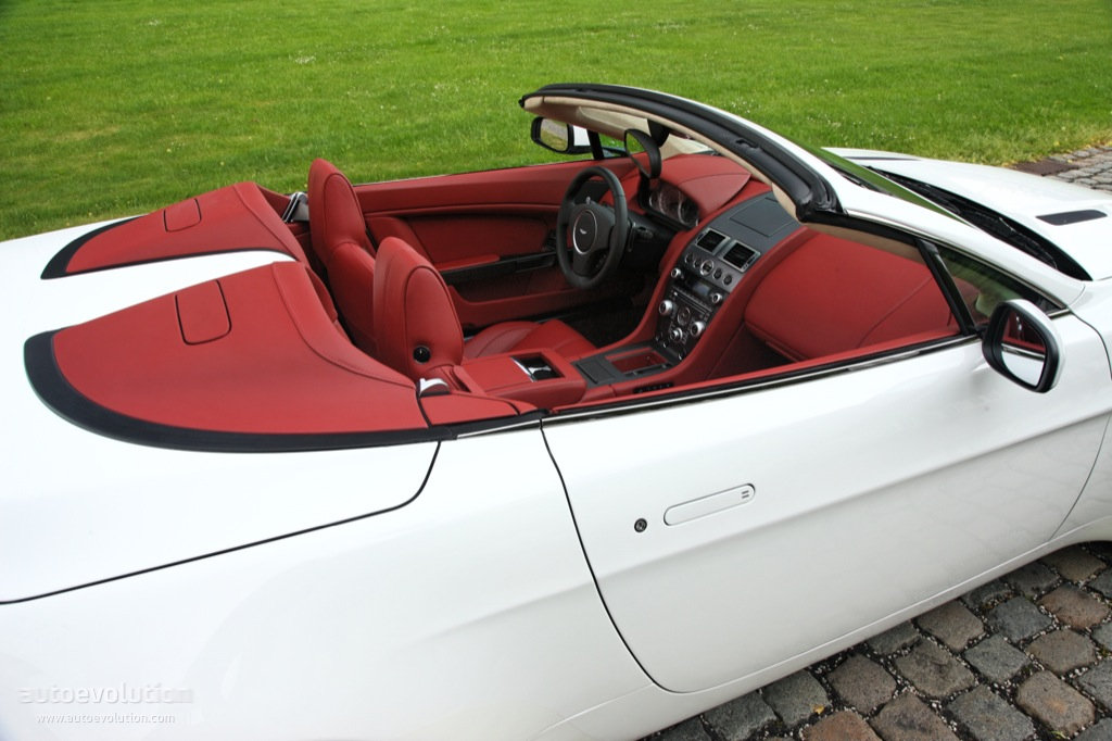 Aston Martin V8 Volante photo 30
