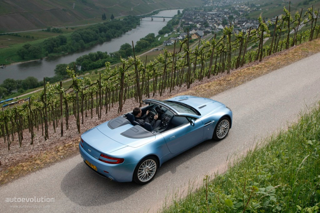 Aston Martin V8 Volante photo 7