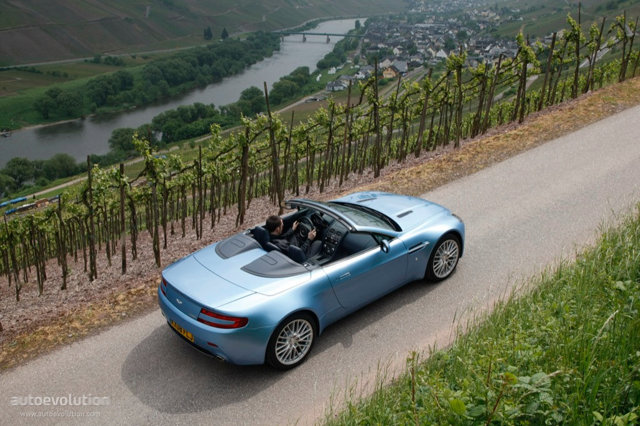 Aston Martin V8 Volante photo 7
