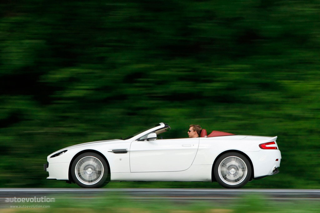 Aston Martin V8 Volante photo 9
