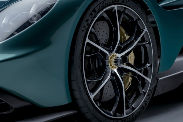 Aston Martin Valhalla photo 14