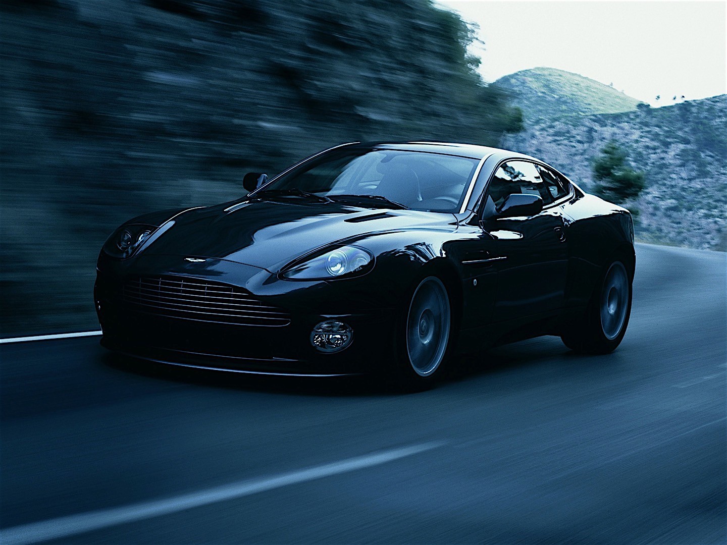 Aston Martin Vanquish S photo 9