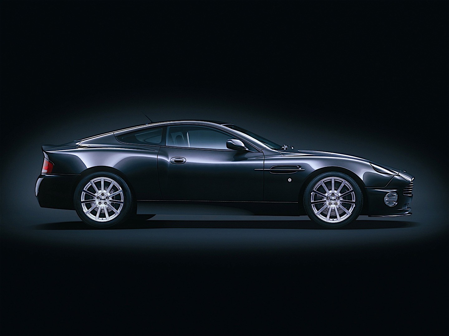 Aston Martin Vanquish S photo 10