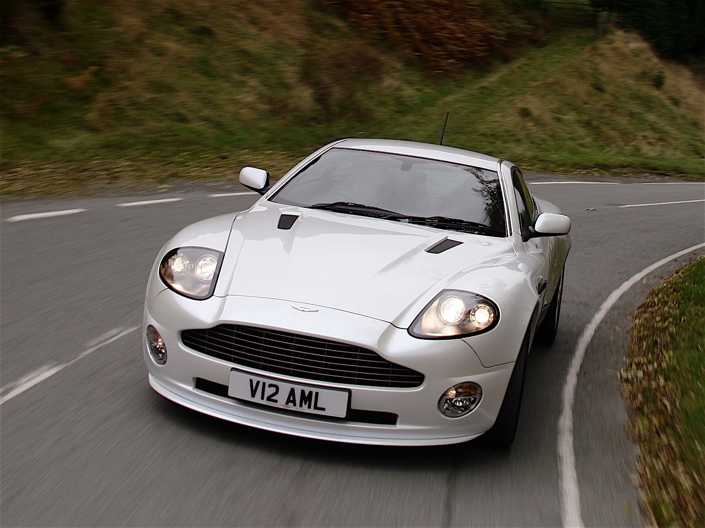 Aston Martin Vanquish S photo 13