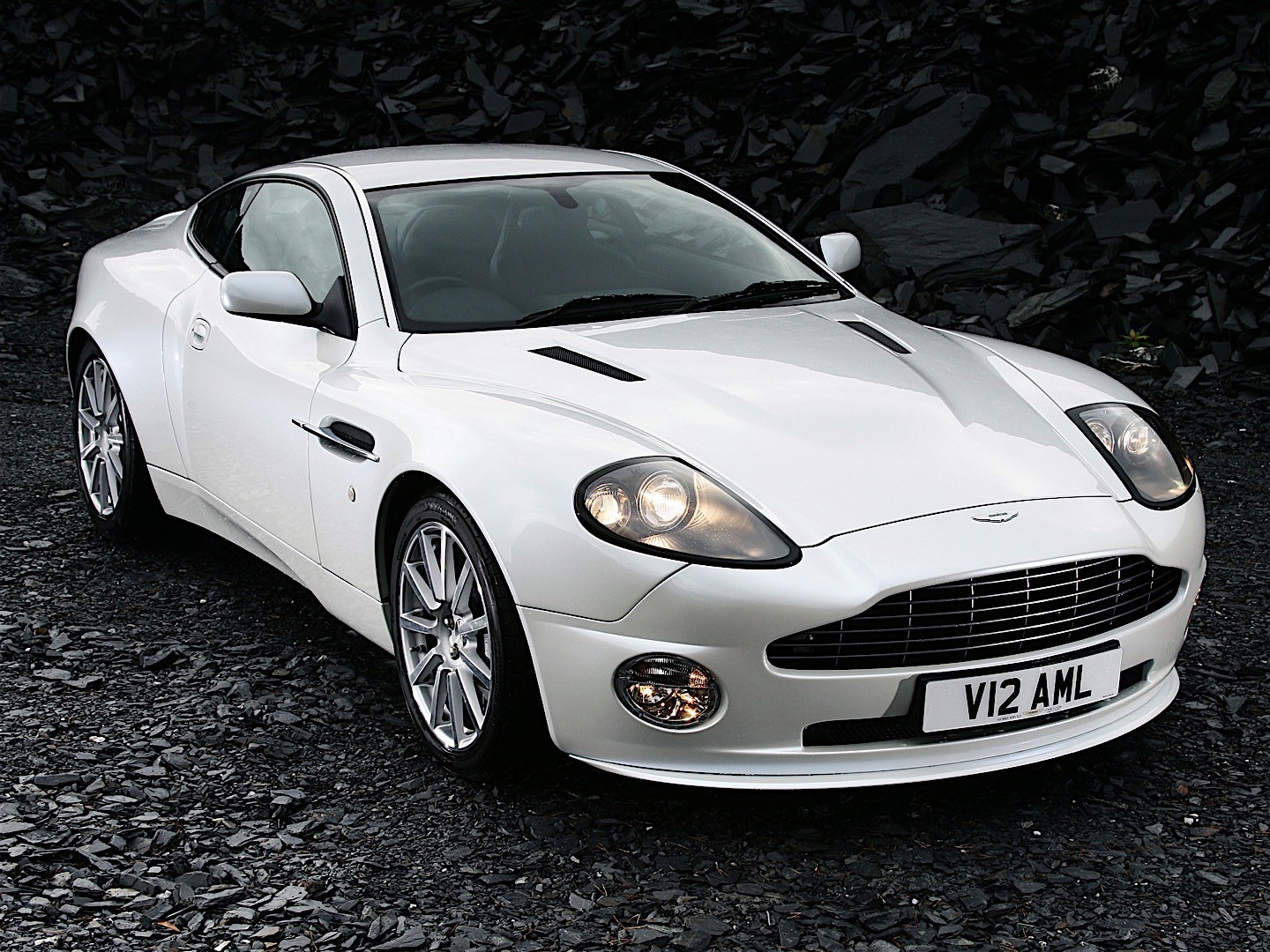 Aston Martin Vanquish S photo 14