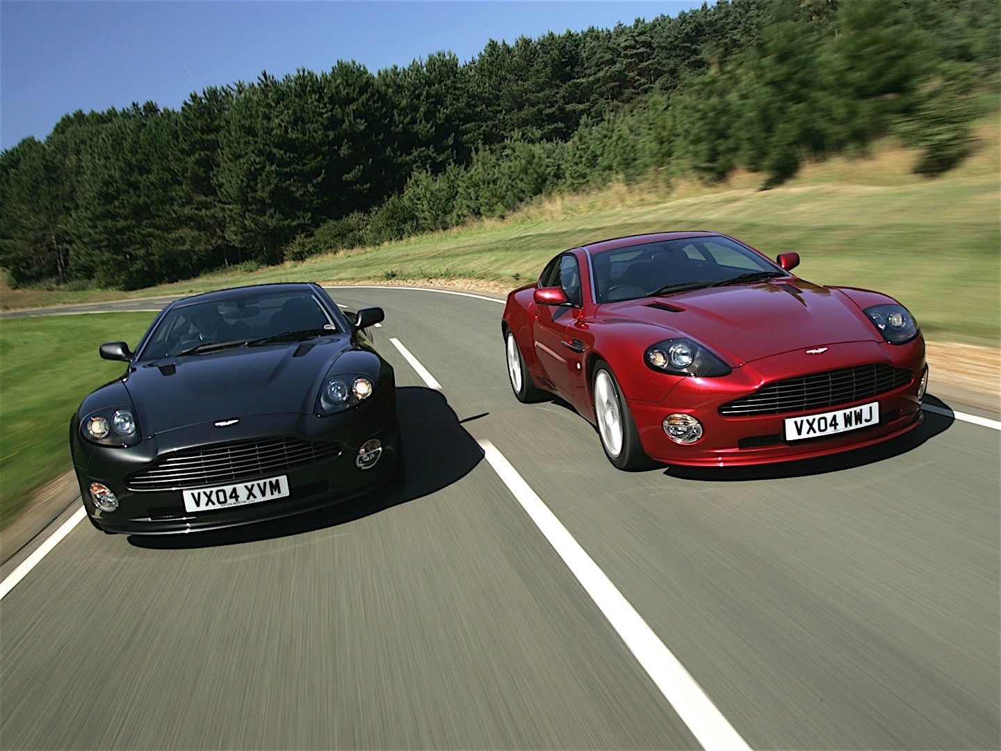 Aston Martin Vanquish S photo 15