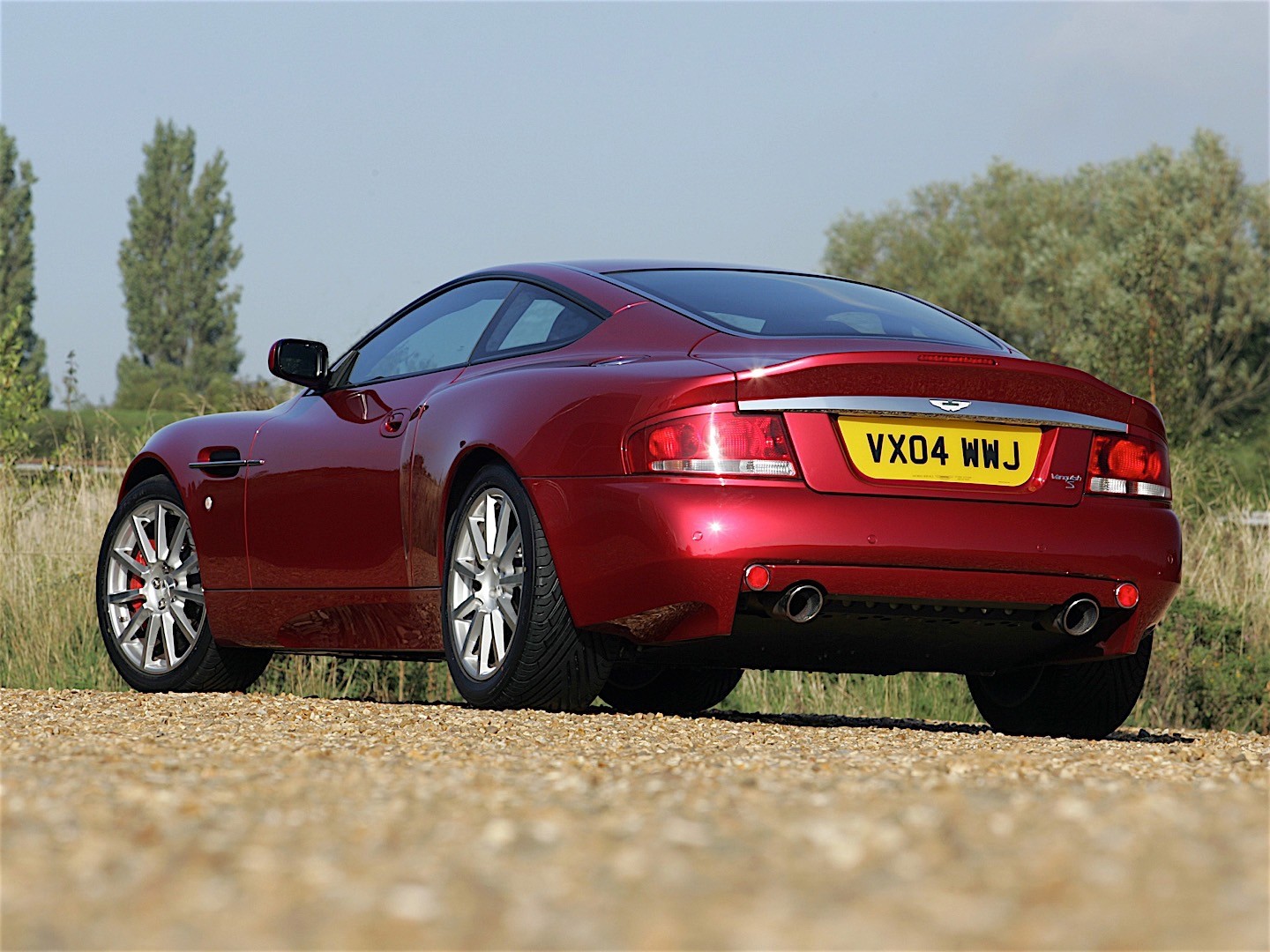 Aston Martin Vanquish S photo 16