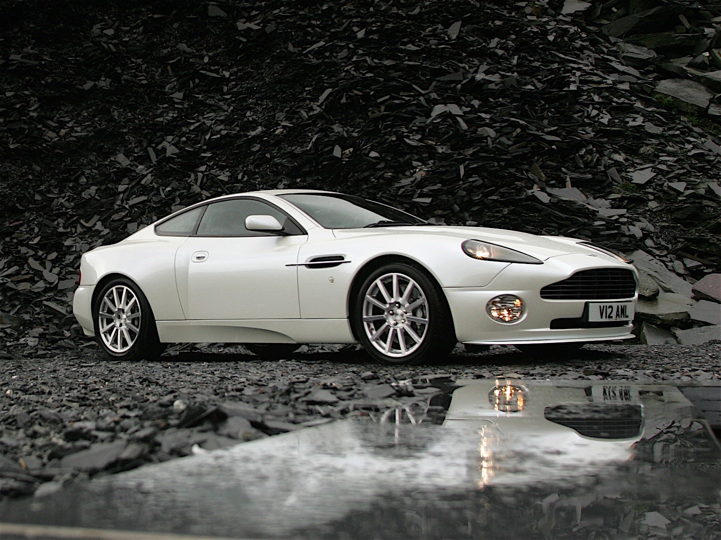 Aston Martin Vanquish S photo 19