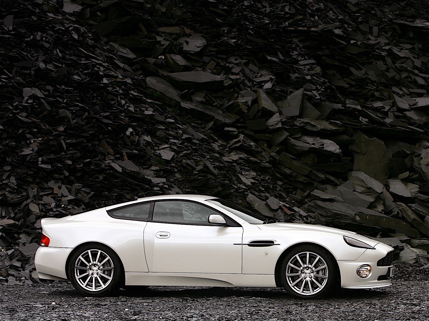 Aston Martin Vanquish S photo 21