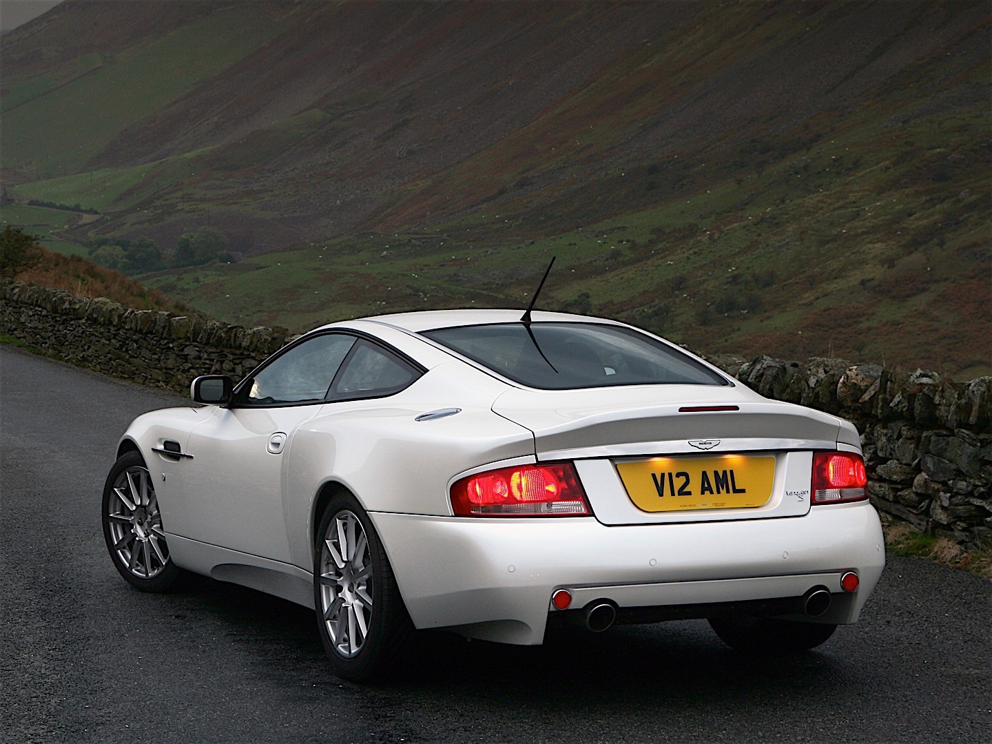 Aston Martin Vanquish S photo 22