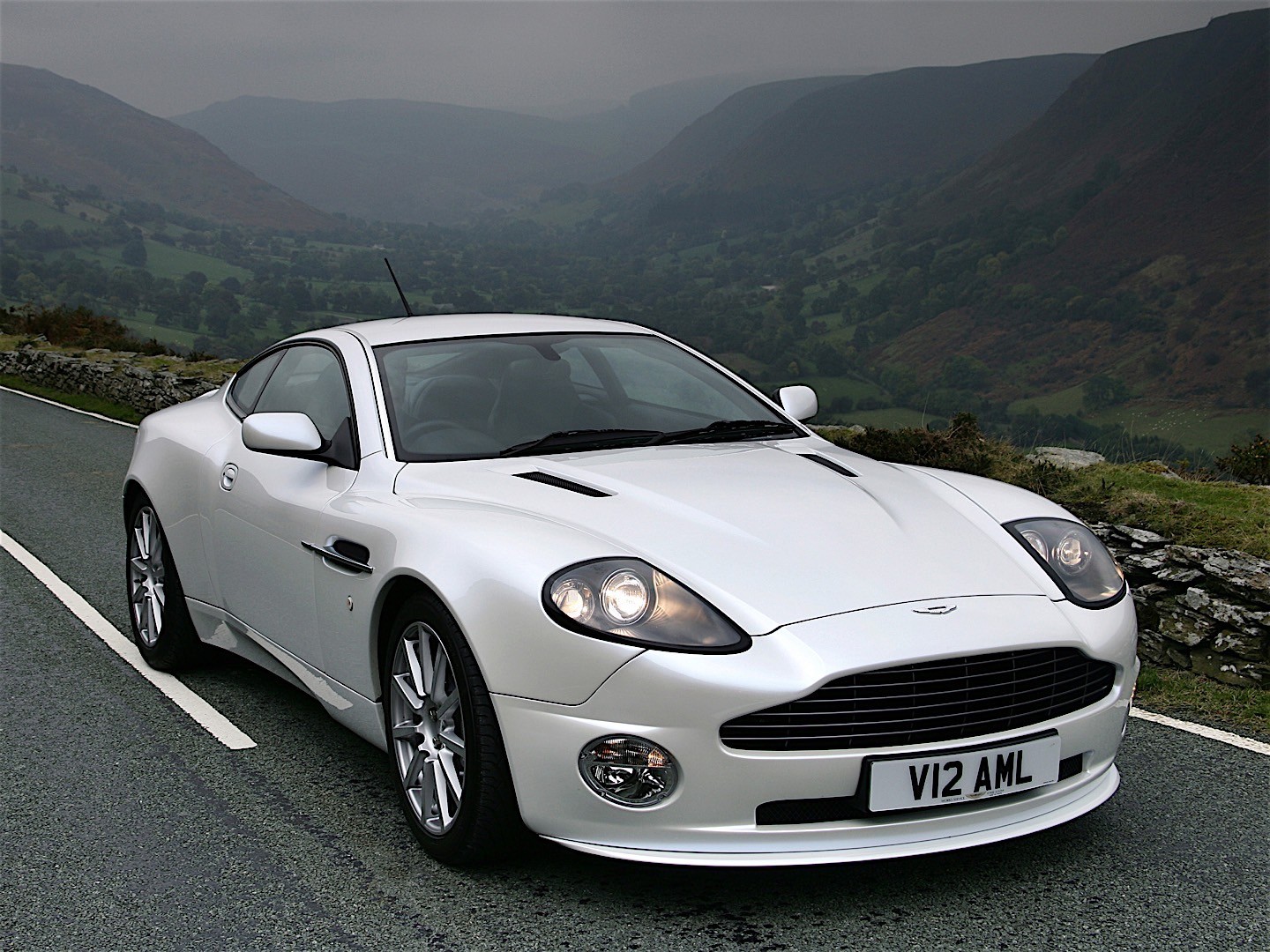 Aston Martin Vanquish S photo 8