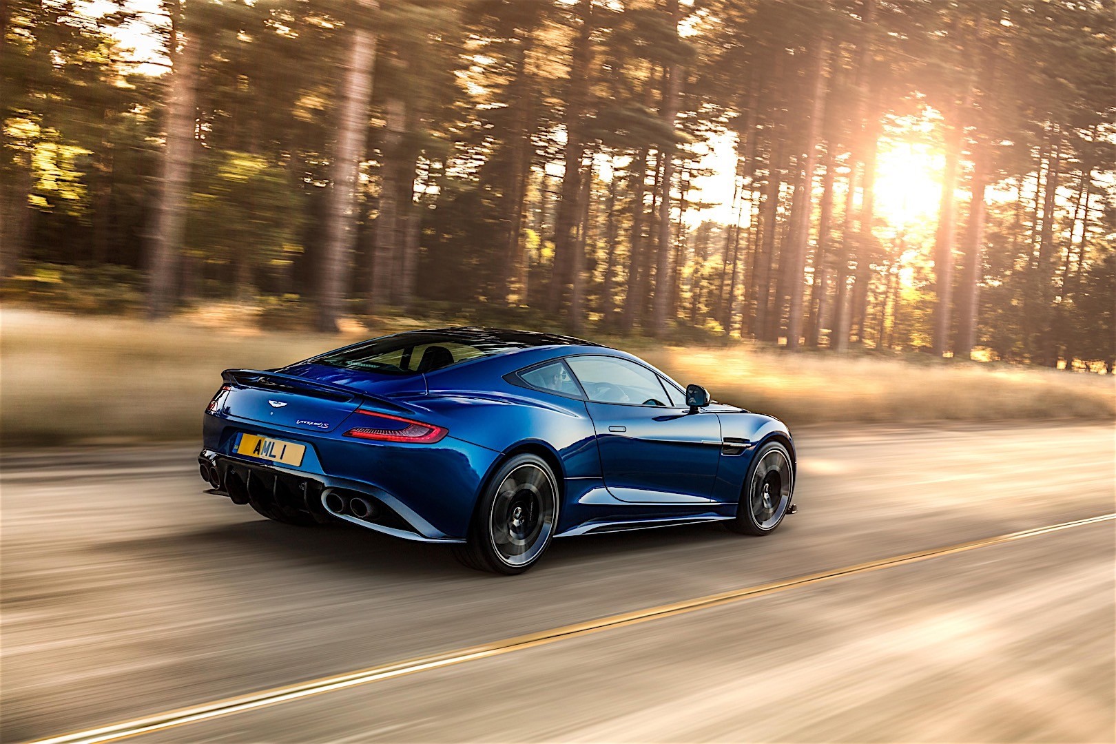 Aston Martin Vanquish S photo 7