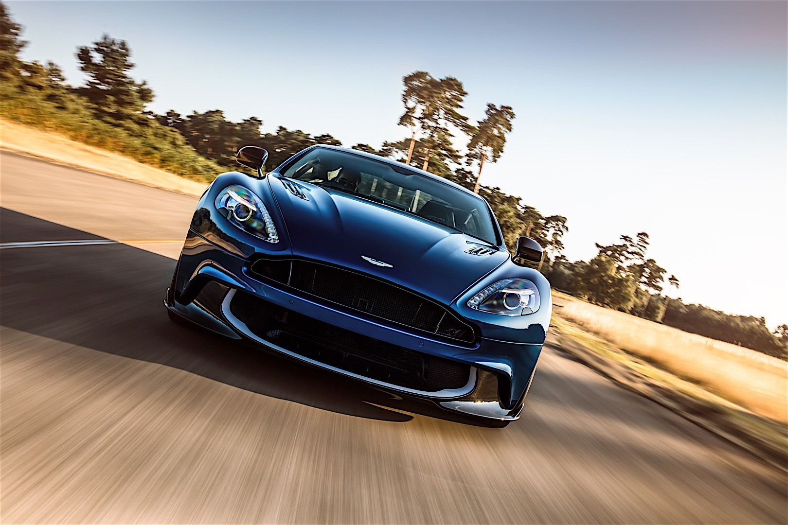 Aston Martin Vanquish S photo 9