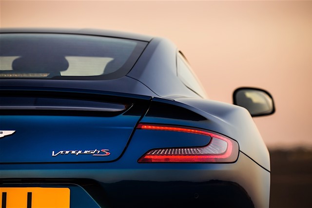 Aston Martin Vanquish S photo 11