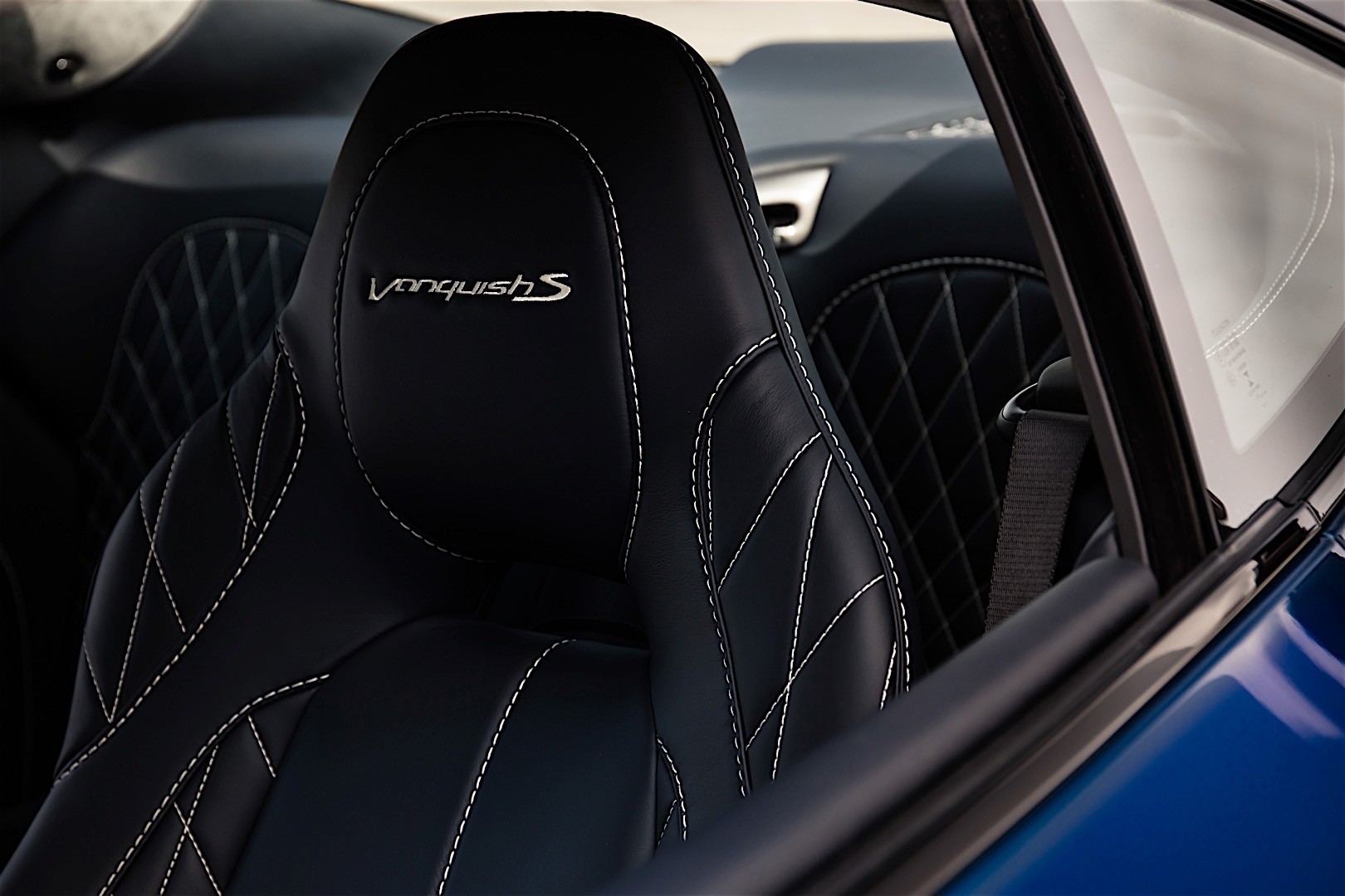 Aston Martin Vanquish S photo 14