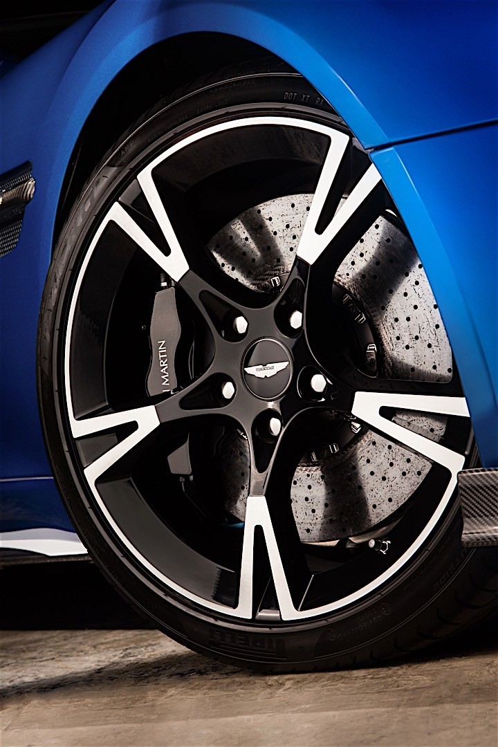 Aston Martin Vanquish S photo 2