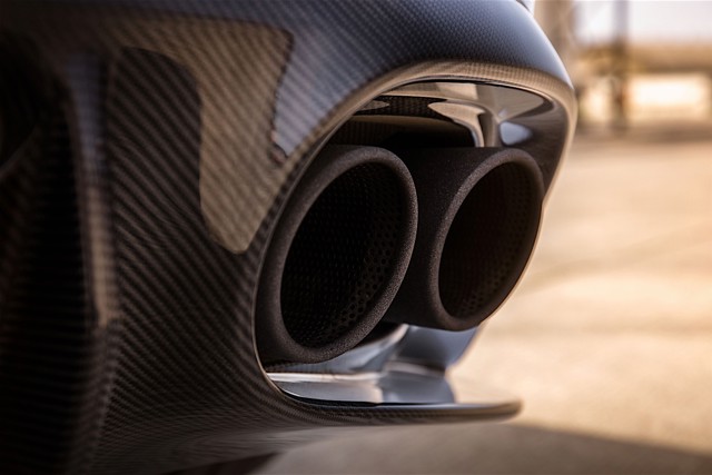 Aston Martin Vanquish S photo 5