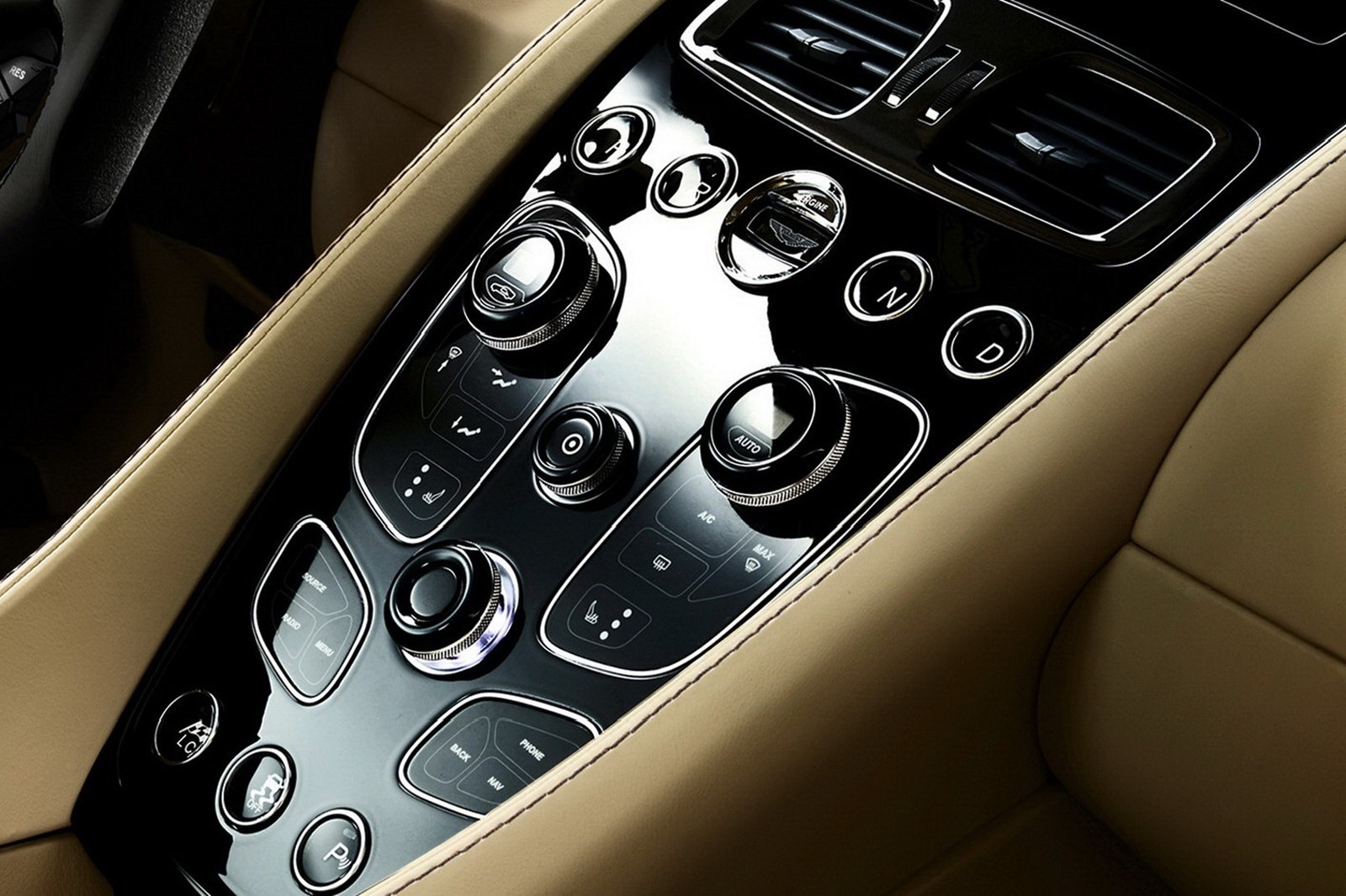 Aston Martin Vanquish photo 13