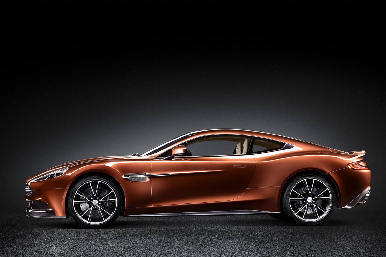 Aston Martin Vanquish photo 2