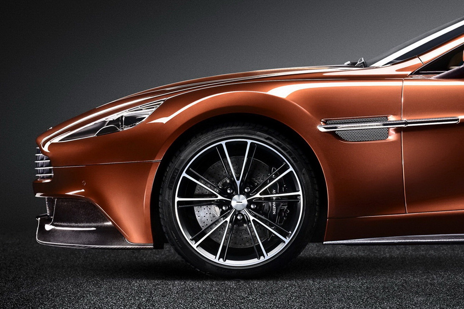 Aston Martin Vanquish photo 5
