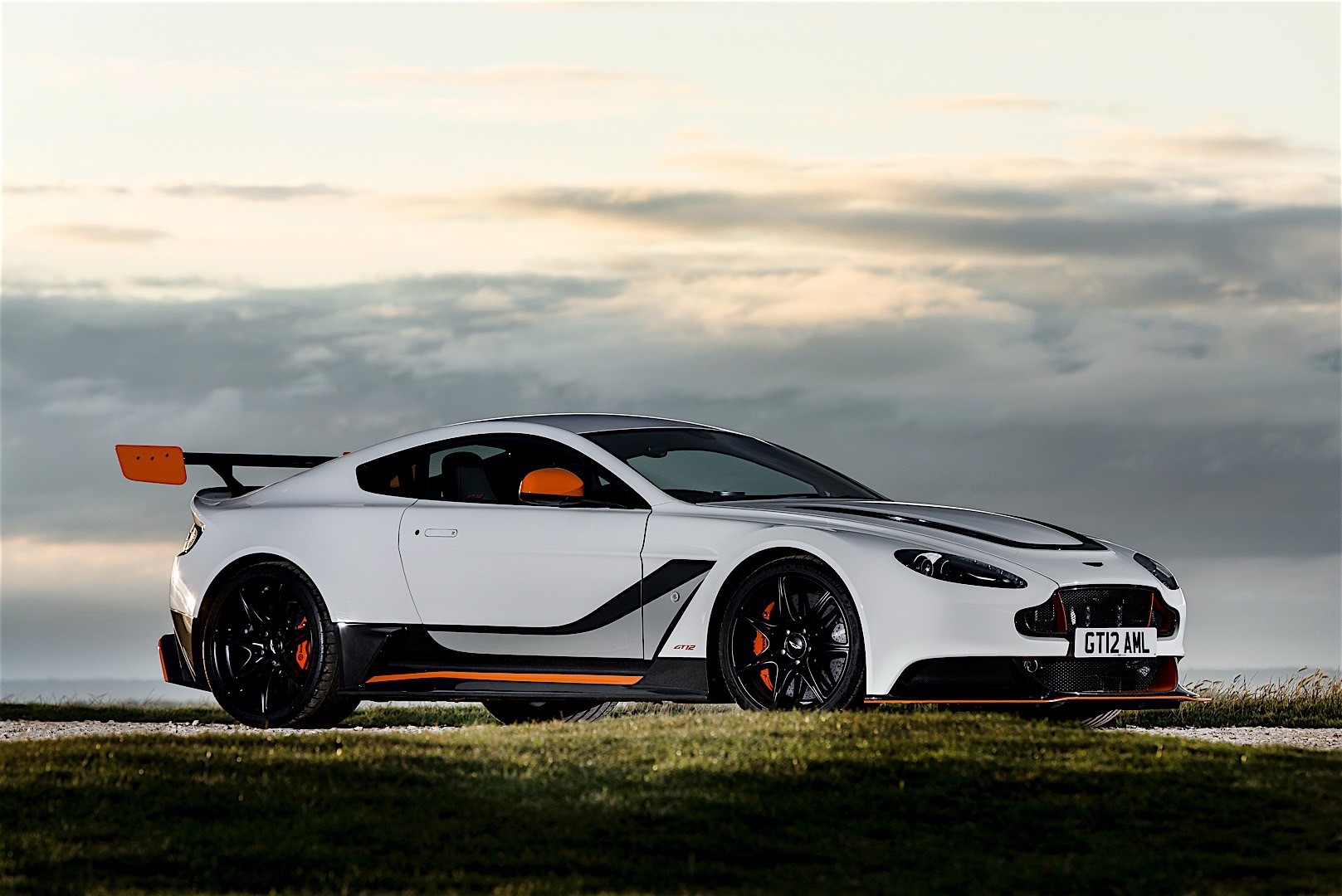 Aston Martin Vantage Gt12 photo 4