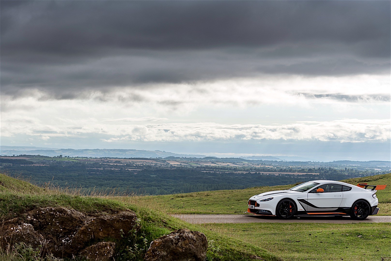 Aston Martin Vantage Gt12 photo 17