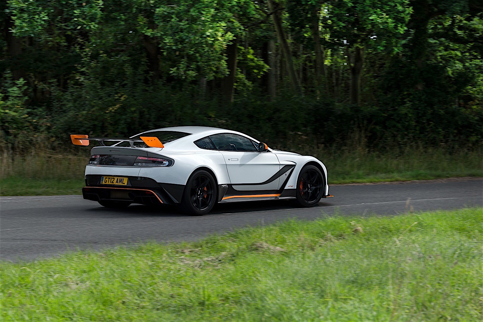 Aston Martin Vantage Gt12 photo 18