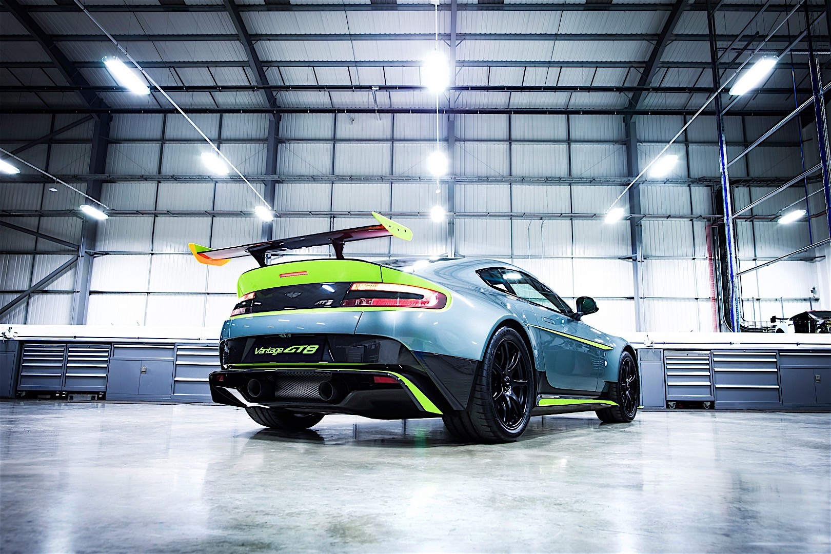 Aston Martin Vantage Gt8 photo 7