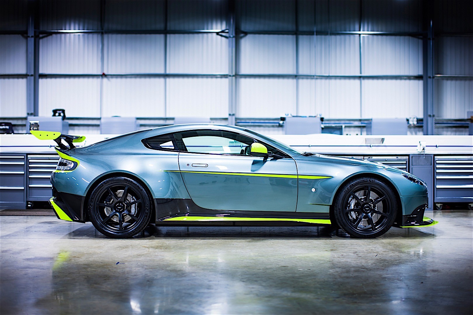 Aston Martin Vantage Gt8 photo 8