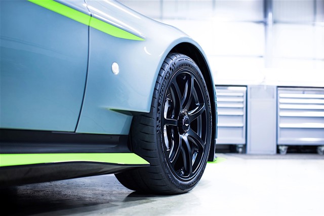 Aston Martin Vantage Gt8 photo 4