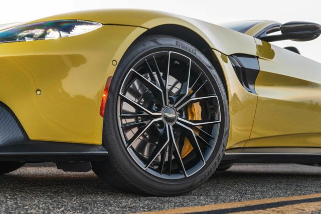 Aston Martin Vantage Roadster photo 29