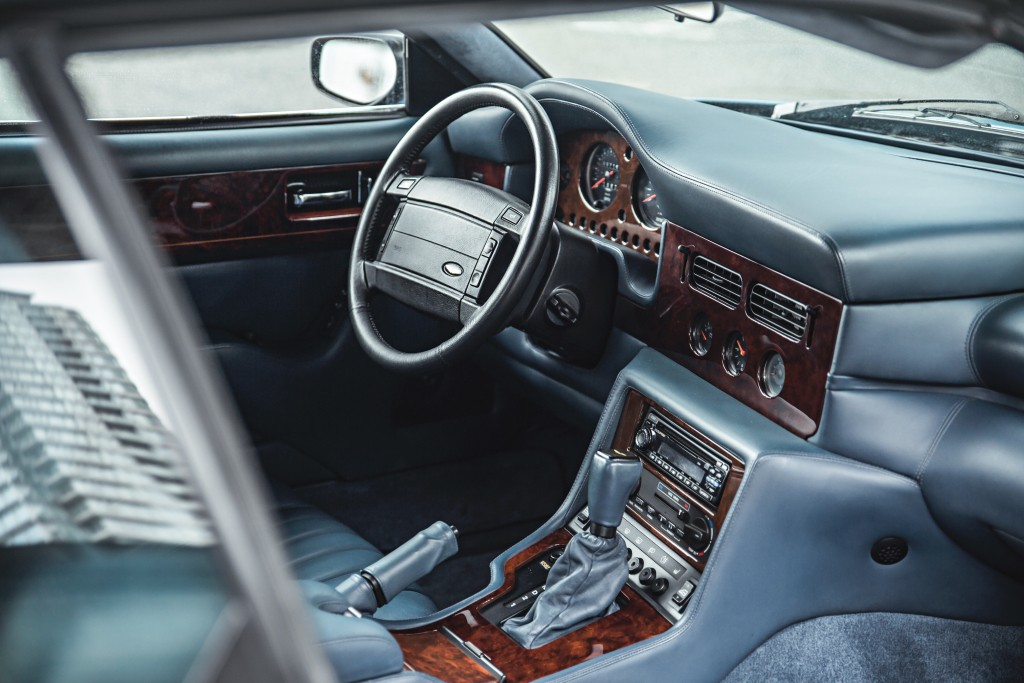 Aston Martin Virage Volante photo 37