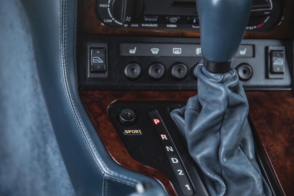 Aston Martin Virage Volante photo 40