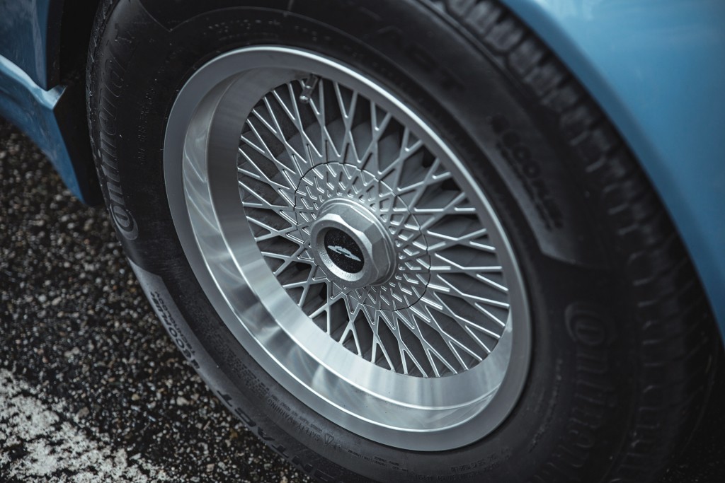 Aston Martin Virage Volante photo 14