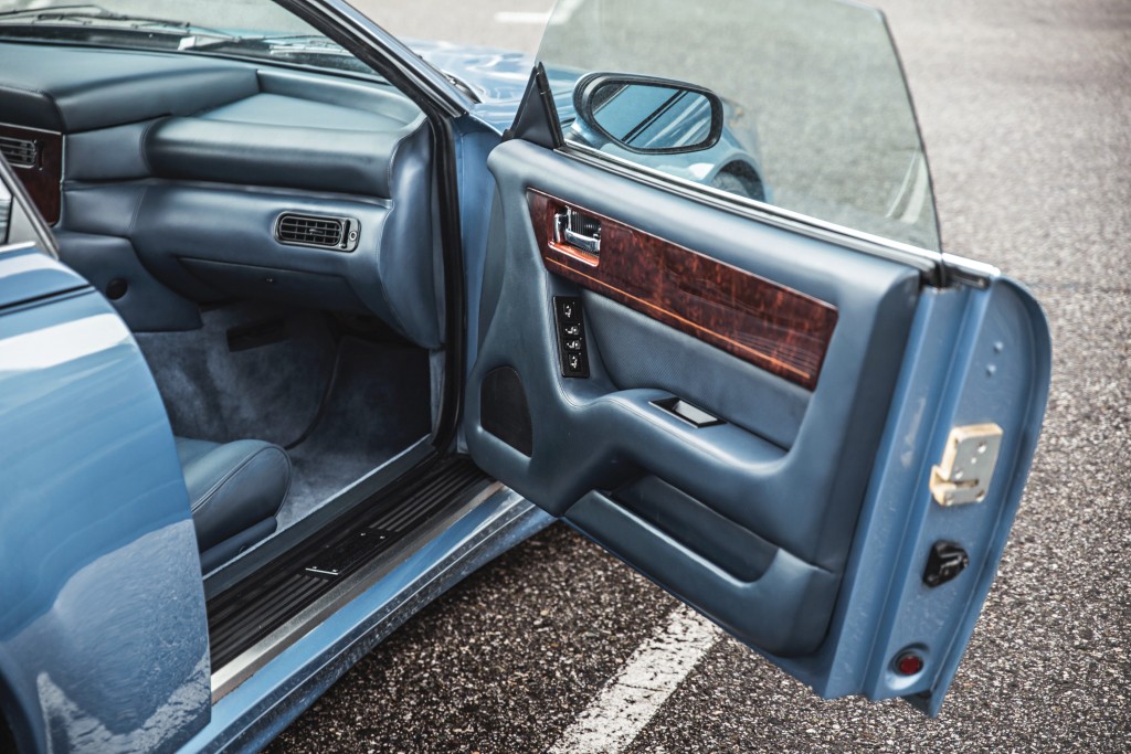 Aston Martin Virage Volante photo 34