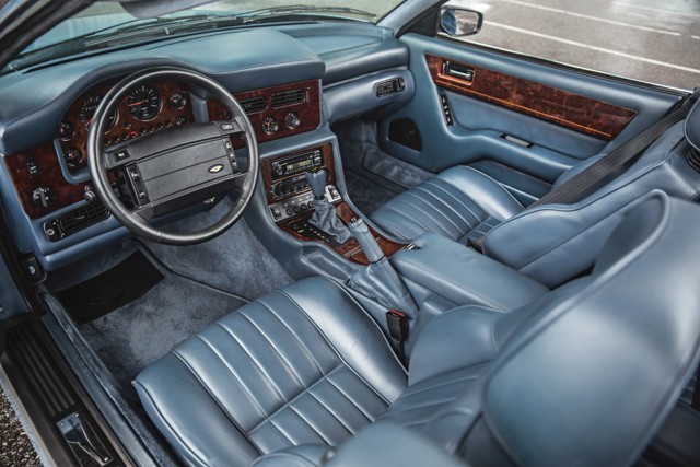 Aston Martin Virage Volante photo 35