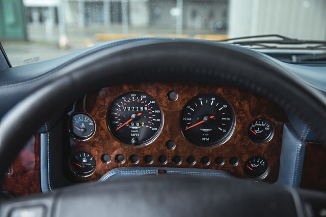 Aston Martin Virage Volante photo 36