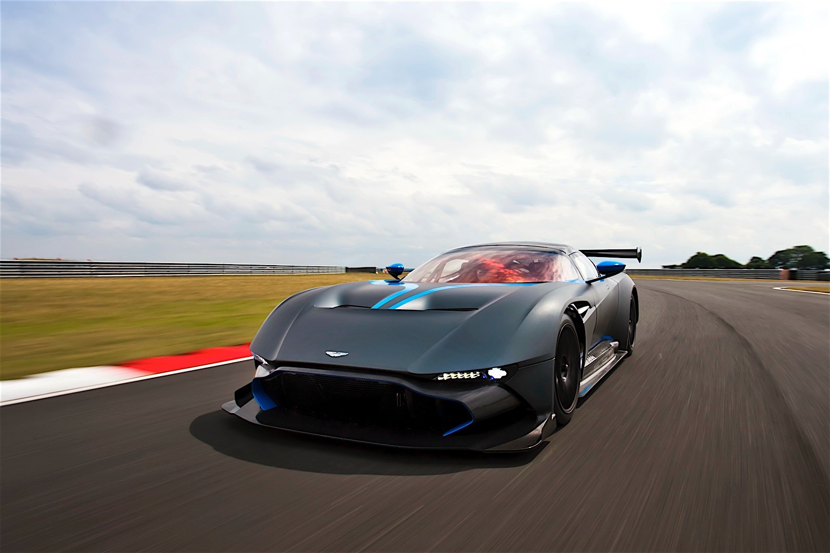Aston Martin Vulcan photo 10