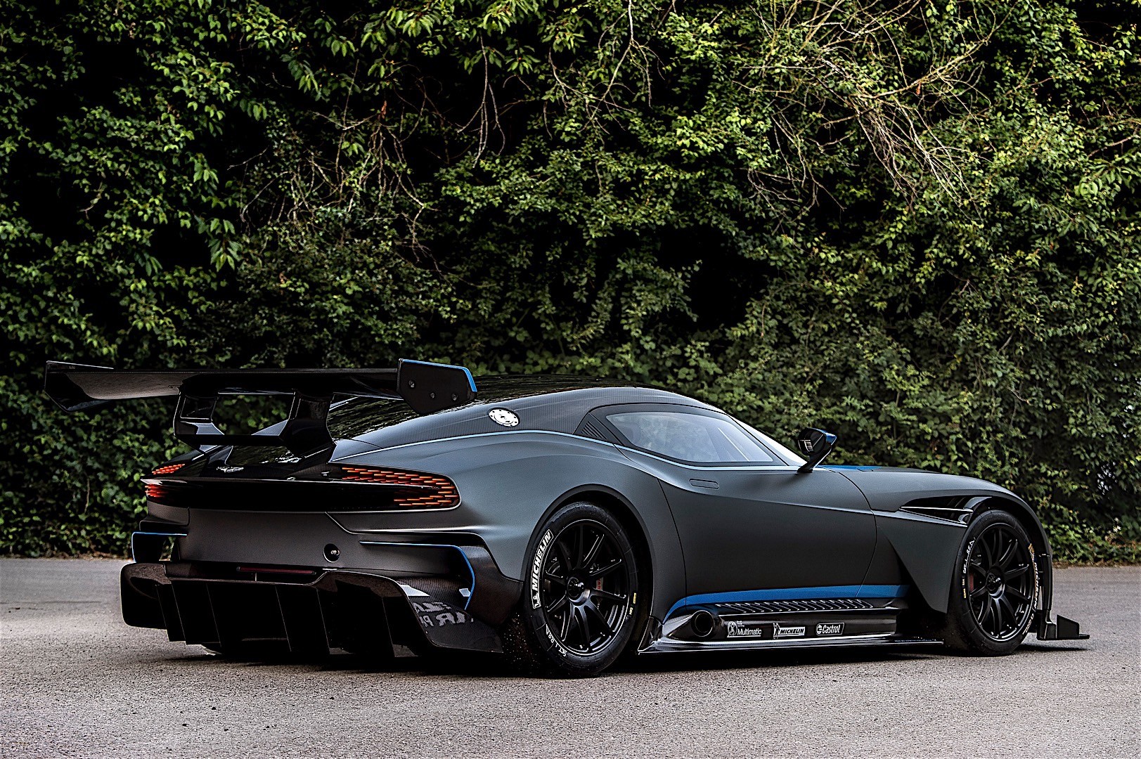 Aston Martin Vulcan photo 12