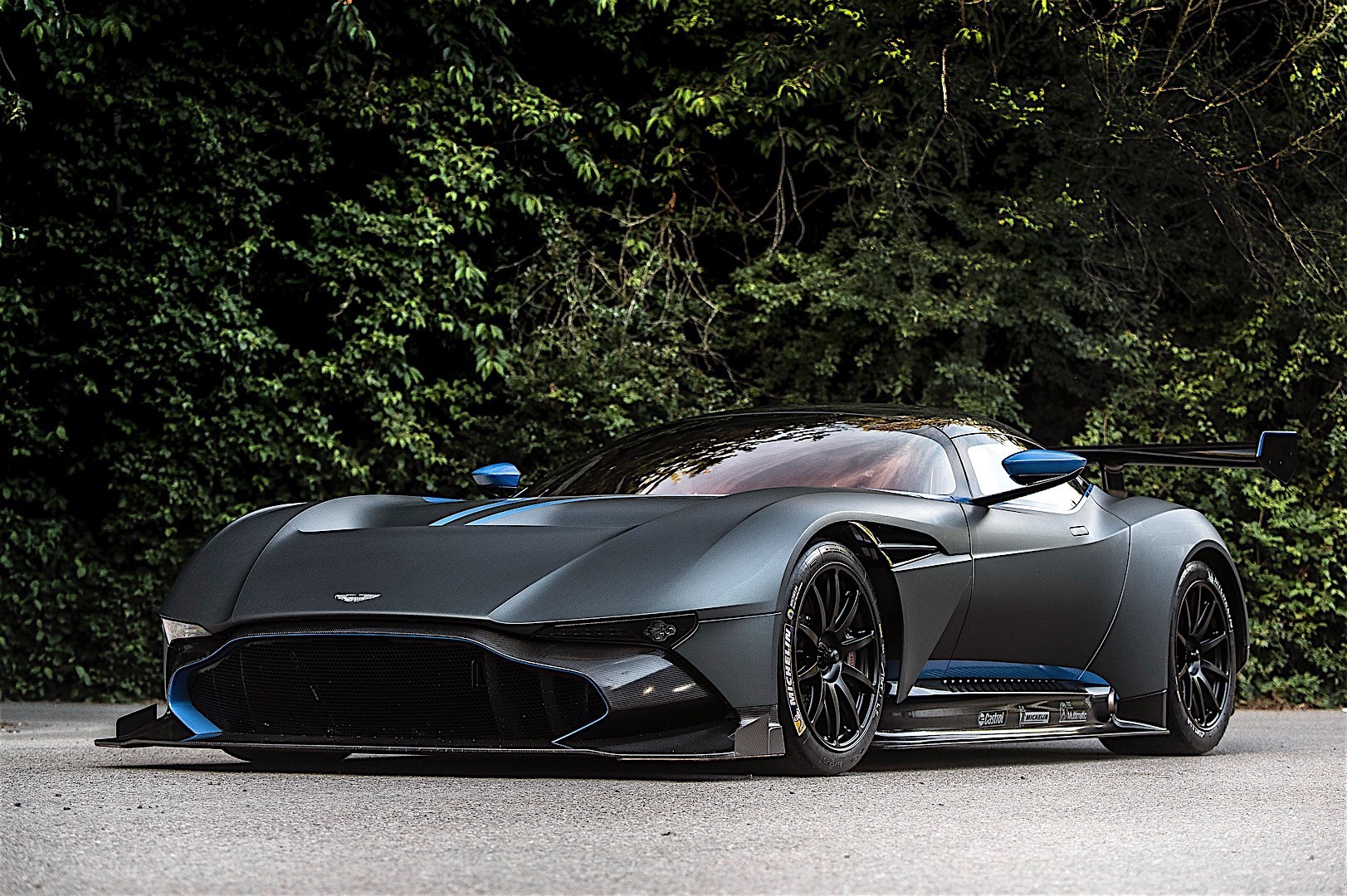 Aston Martin Vulcan photo 13