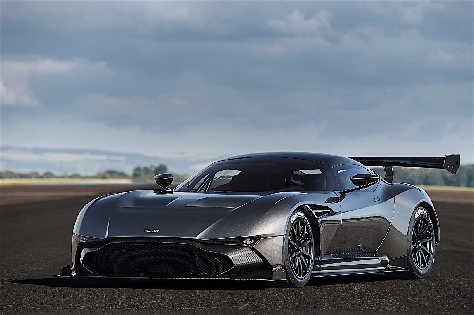 Aston Martin Vulcan photo 14