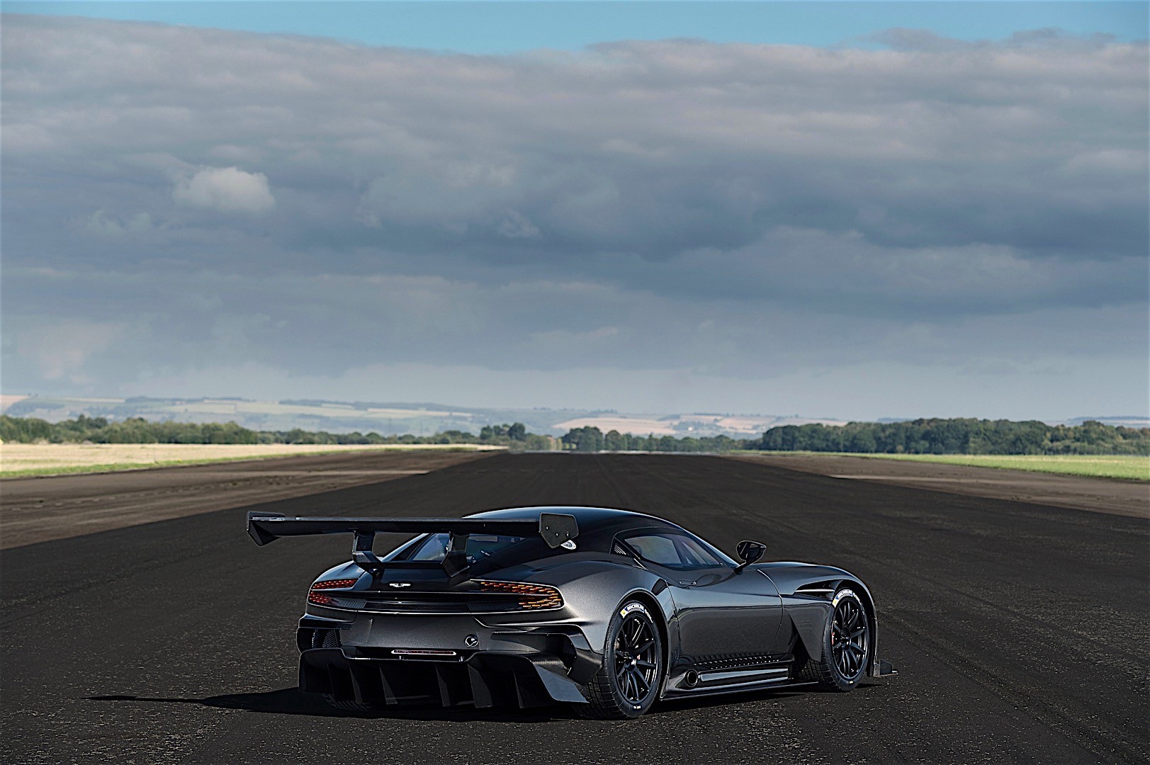Aston Martin Vulcan photo 17