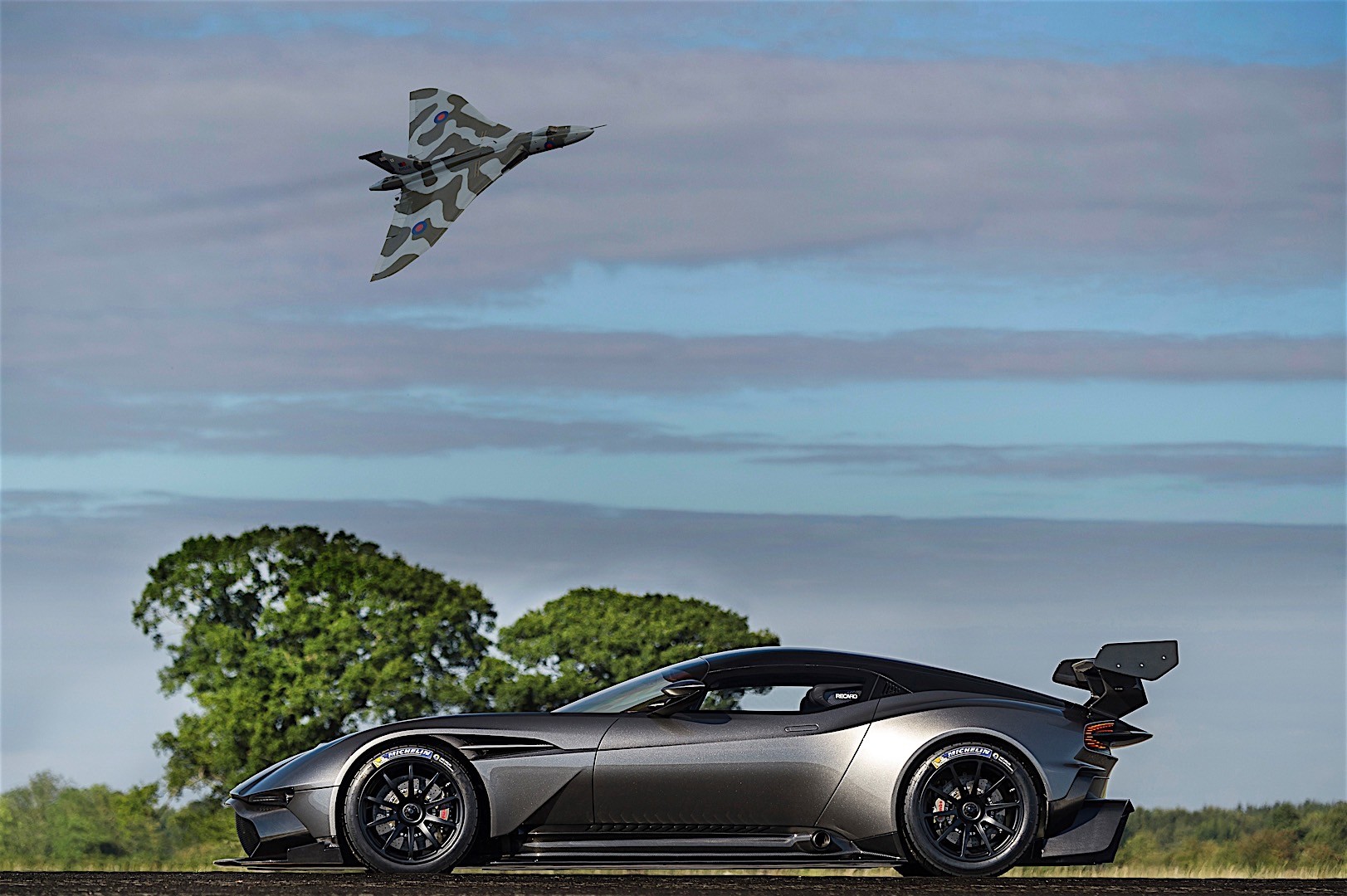 Aston Martin Vulcan photo 18