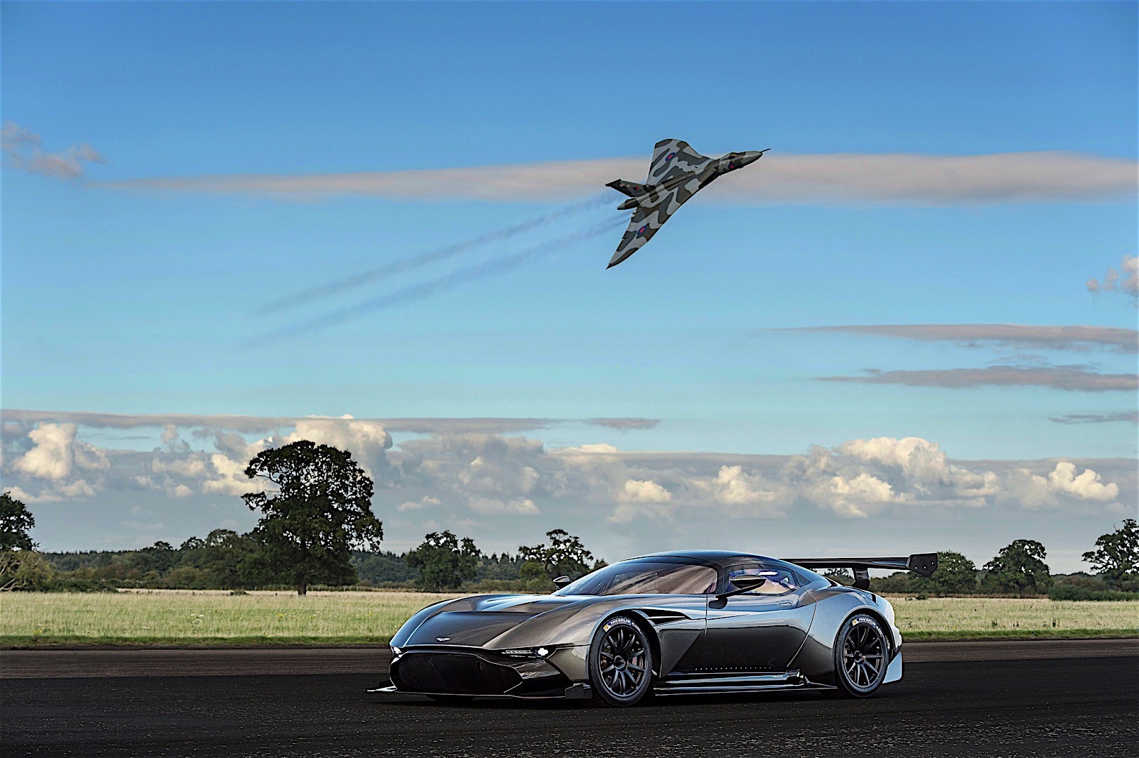Aston Martin Vulcan photo 19